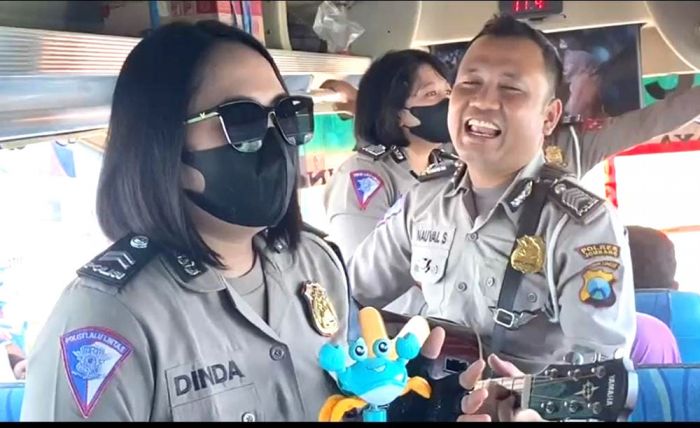 Beri Kenyamanan, Polisi di Jombang Hibur Pemudik dengan 