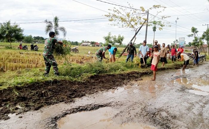 Antisipasi Banjir, Babinsa Bersama Masyarakat Karangjati Ngawi Gotong Royong Bersihkan Sungai Desa