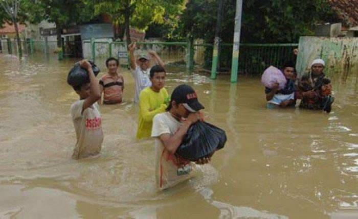 Banjir Setinggi 1 Meter Masih Mengepung Sampang