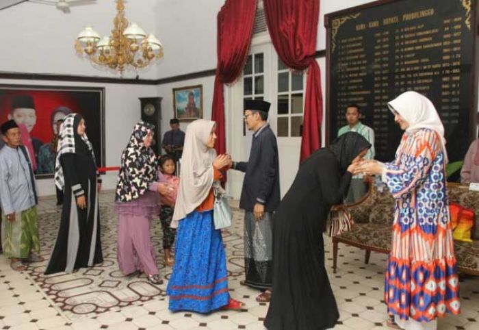 Bupati Tantri Gelar Open House, Boleh Selfie, Disuguhi Opor Ayam Sampai Mi Combor Bupati Tantri Gelar Open House, Boleh Selfie, Disuguhi Opor Ayam Sampai Mi Combor