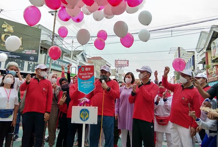 Ikut Meriahkan Jelang HUT Nganjuk ke-1.085, Plt Bupati Marhaen Berangkatkan Barongsai dan Jaranan