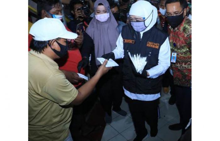 Gubernur Khofifah Bagikan 2 Juta Masker Pemberian Presiden Jokowi untuk Warga Surabaya Gubernur Khofifah Bagikan 2 Juta Masker Pemberian Presiden Jokowi untuk Warga Surabaya