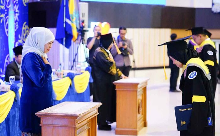 Di Wisuda Universitas Terbuka Surabaya, Khofifah Harap Wisudawan/wati Mampu Jadi Enabler Leader