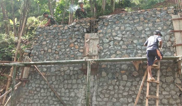 Pembangunan Tanggul di Desa Dompyong Capai 70 Persen