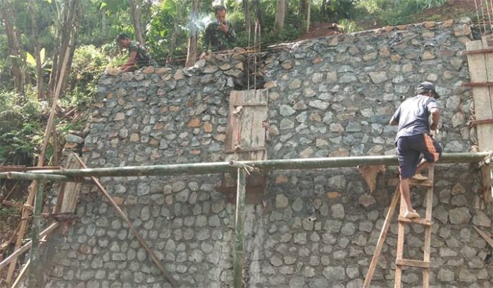 Pembangunan Tanggul di Desa Dompyong Capai 70 Persen Pembangunan Tanggul di Desa Dompyong Capai 70 Persen