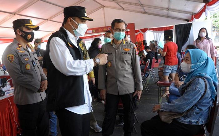 Tinjau Vaksinasi Bagi Pekerja Industri, Wali Kota Eri: Jangan Abai Prokes Meski Telah Disuntik Tinjau Vaksinasi Bagi Pekerja Industri, Wali Kota Eri: Jangan Abai Prokes Meski Telah Disuntik