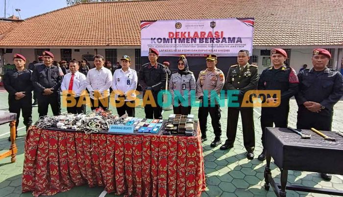 Komitmen Menuju Pemasyarakatan Bersih, Lapas Kediri Gelar Deklarasi Komitmen Bebas Narkoba dan HP Komitmen Menuju Pemasyarakatan Bersih, Lapas Kediri Gelar Deklarasi Komitmen Bebas Narkoba dan HP