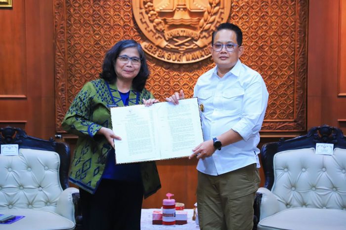 Pj Gubernur Jatim Serahkan SK Perpanjangan Jabatan Pj Wali Kota Kediri Pj Gubernur Jatim Serahkan SK Perpanjangan Jabatan Pj Wali Kota Kediri
