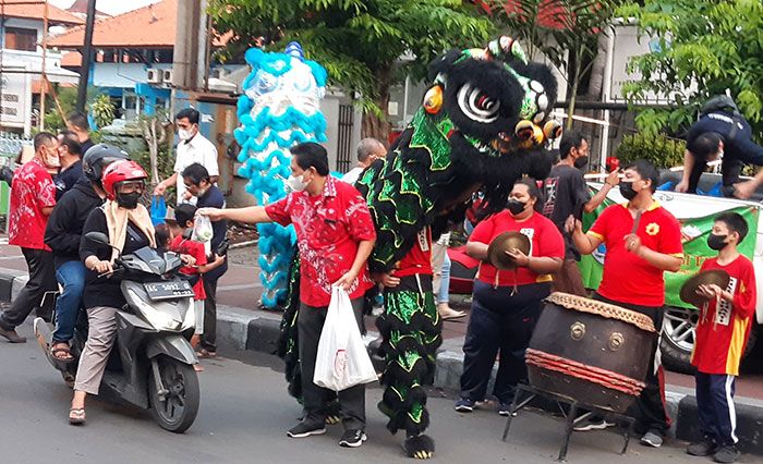 Diiringi Aksi Barongsai, PSMTI Sidoarjo Bagikan Ratusan Paket Takjil