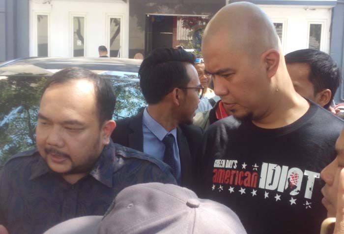 Ahmad Dhani Jalani Pemeriksaan di Mapolda Jatim Sambil Kenakan Kaos "American Idiot"