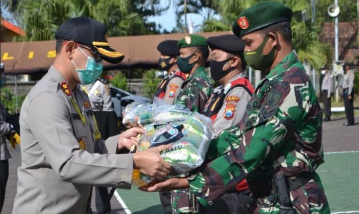 Peduli Warga Terdampak Covid-19, Polres Batu Bagikan 2.000 Paket Sembako Peduli Warga Terdampak Covid-19, Polres Batu Bagikan 2.000 Paket Sembako