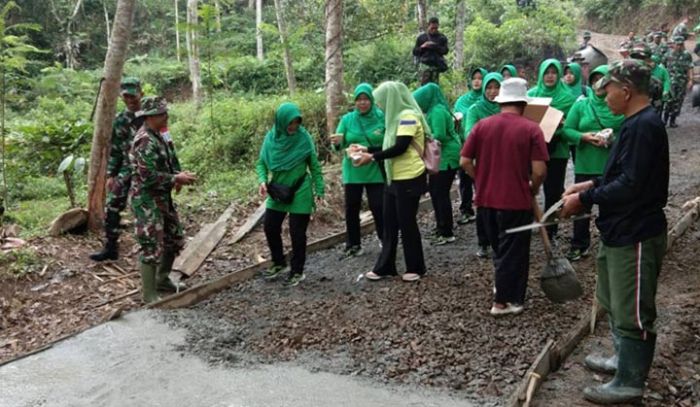 Bantu Jaga Stamina Satgas TMMD Trenggalek, Ibu-ibu Persit Bagikan Bubur Kacang Hijau Bantu Jaga Stamina Satgas TMMD Trenggalek, Ibu-ibu Persit Bagikan Bubur Kacang Hijau