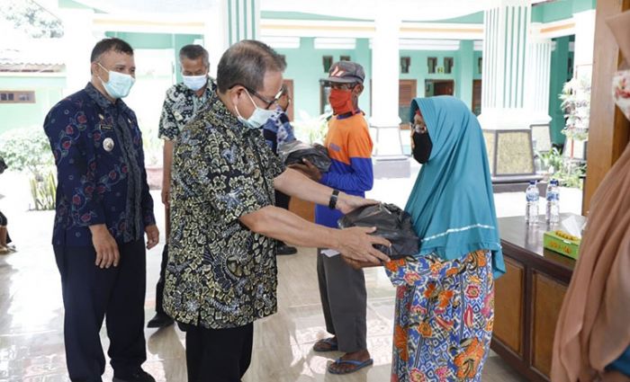 Kawal Penyaluran JPS, Wabup Tuban Minta Masyarakat Tetap Patuhi Prokes Covid-19 Kawal Penyaluran JPS, Wabup Tuban Minta Masyarakat Tetap Patuhi Prokes Covid-19