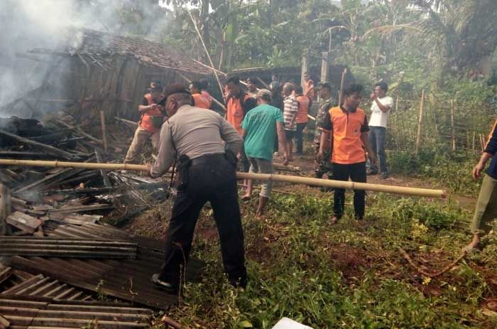 Lupa Matikan Setrika, Rumah di Sine Ngawi Ludes Terbakar Lupa Matikan Setrika, Rumah di Sine Ngawi Ludes Terbakar