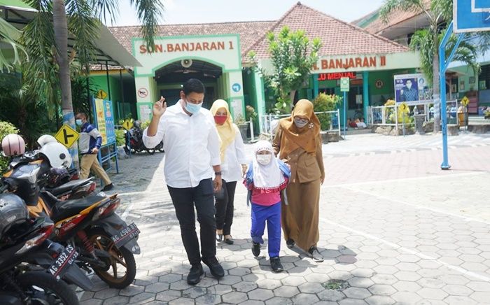 Kisah Haru Wali Kota Kediri Jemput Anak Yatim Korban Covid-19 ke Sekolah dan Serahkan Buku Tabungan