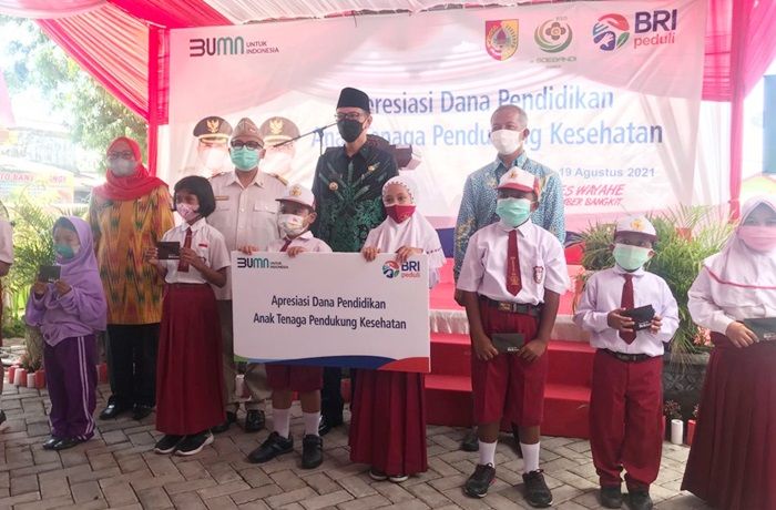 BRI Beri Bantuan Biaya Pendidikan Anak-anak Tenaga Pendukung RSUD Jember, Wabup: Ini Harus Ditiru BRI Beri Bantuan Biaya Pendidikan Anak-anak Tenaga Pendukung RSUD Jember, Wabup: Ini Harus Ditiru