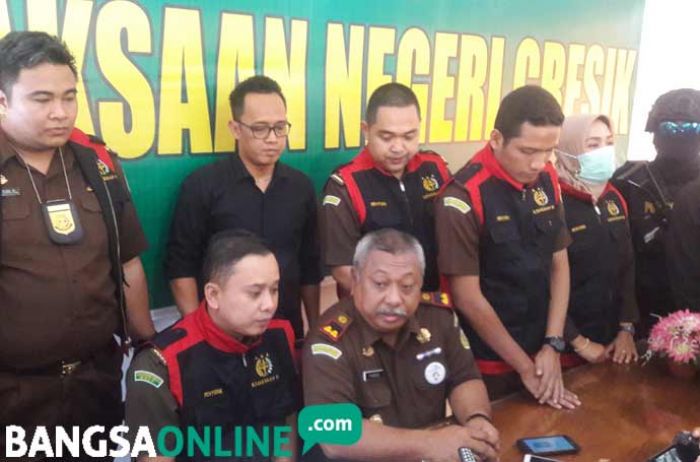 Penggeledahan Kantor Dinkes Gresik Terkait Dugaan Penyimpangan Dana BPJS 500 Juta Penggeledahan Kantor Dinkes Gresik Terkait Dugaan Penyimpangan Dana BPJS 500 Juta