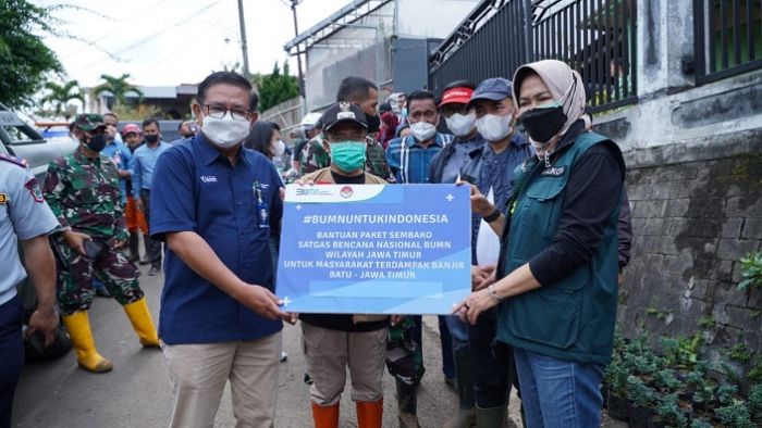   Petrokimia Gresik Bersama Satgas Bencana Nasional Bantu 1.200 Paket Sembako Korban Banjir Bandang 