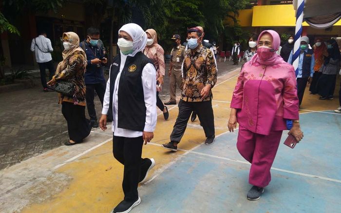 Gubernur Jatim Tinjau Pelaksanaan Vaksinasi di SMAN 6 Surabaya