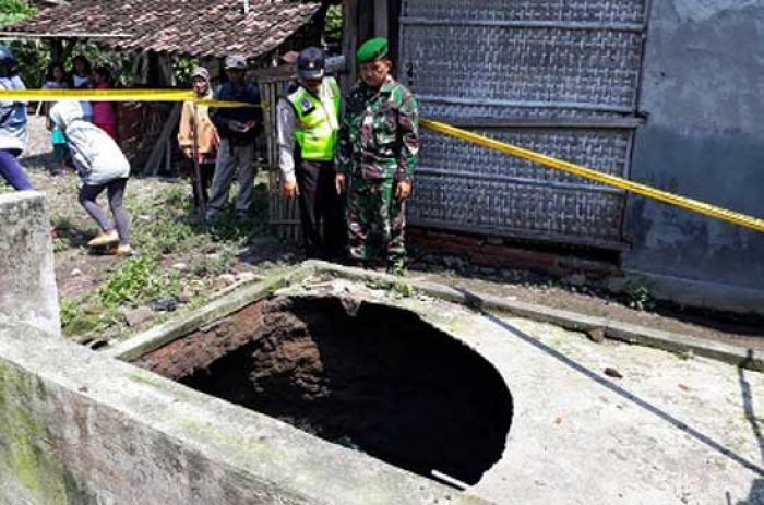 Sumur Ambles Jadi Objek Wisata Dadakan, Garis Polisi Dipertegas Sumur Ambles Jadi Objek Wisata Dadakan, Garis Polisi Dipertegas