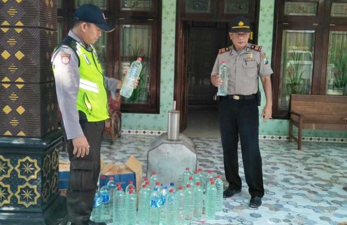 Polisi Gagalkan Pengiriman 31 Botol Arak Siap Edar di Semanding Polisi Gagalkan Pengiriman 31 Botol Arak Siap Edar di Semanding