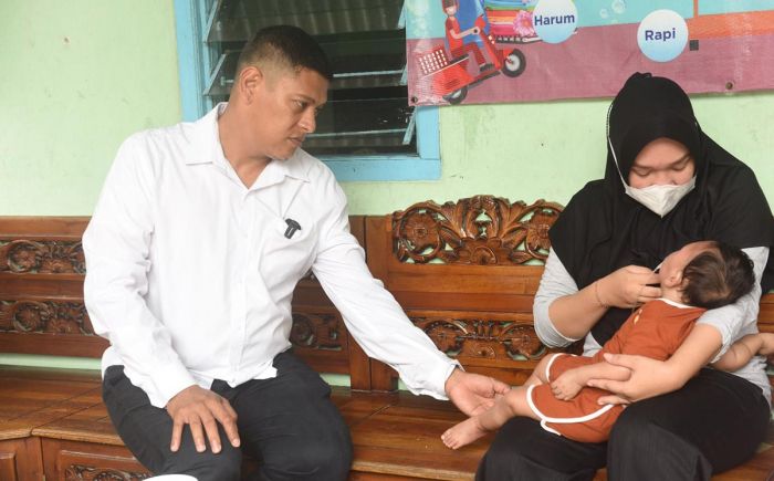 Mas Abu Beri Bantuan Penunjang Berobat untuk Orang Tua Bayi Penderita Epilepsi Suspec Ensefali Mas Abu Beri Bantuan Penunjang Berobat untuk Orang Tua Bayi Penderita Epilepsi Suspec Ensefali