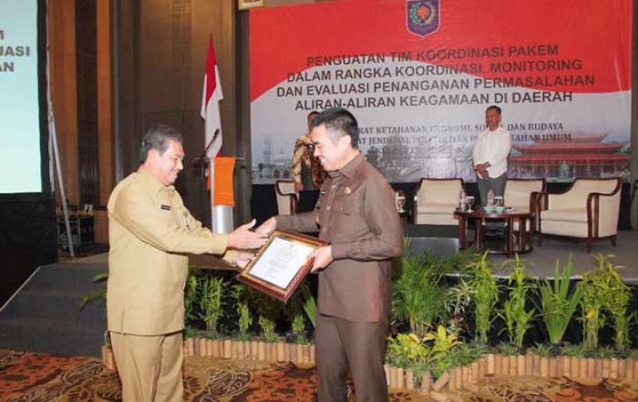 Wali Kota Malang Terima Penghargaan Kewaspadaan Daerah Wali Kota Malang Terima Penghargaan Kewaspadaan Daerah