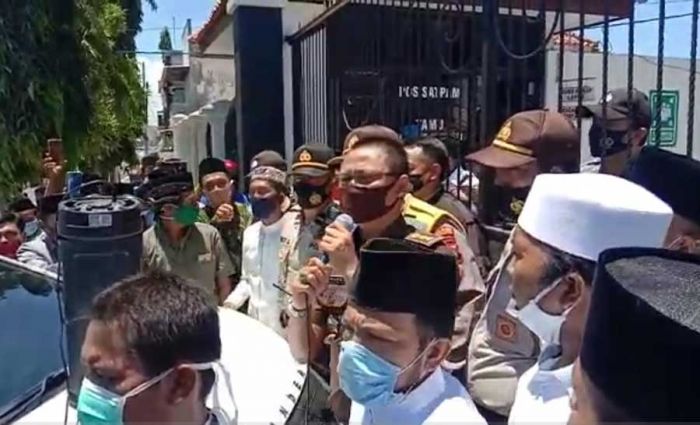 Minta Terdakwa Pelecehan Kiai Dituntut Maksimal, Ratusan Alumni PP Miftahul Ulum Geruduk Kejari Minta Terdakwa Pelecehan Kiai Dituntut Maksimal, Ratusan Alumni PP Miftahul Ulum Geruduk Kejari