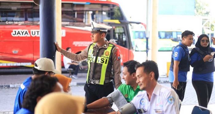 Jelang Operasi Lilin Semeru 2025, Polres Gresik Tes Urine Sopir Angkutan Umum di Terminal Bunder