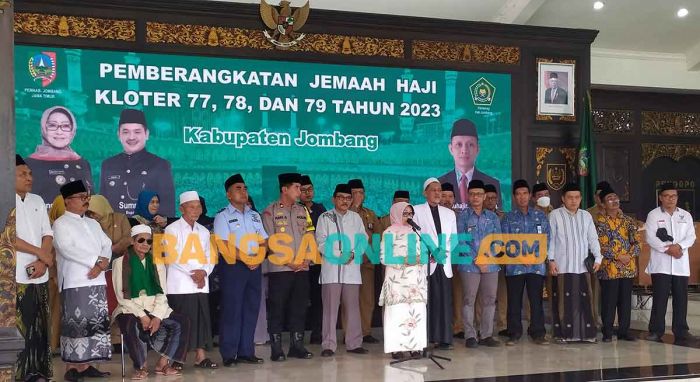 Bupati Jombang Berangkatkan 3 Kloter Jemaah Haji Bupati Jombang Berangkatkan 3 Kloter Jemaah Haji