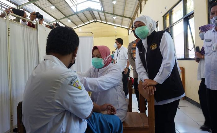 Pantau Vaksinasi di SMKN 1 Kota Mojokerto, Gubernur Jatim Dicurhati Pelajar Pantau Vaksinasi di SMKN 1 Kota Mojokerto, Gubernur Jatim Dicurhati Pelajar
