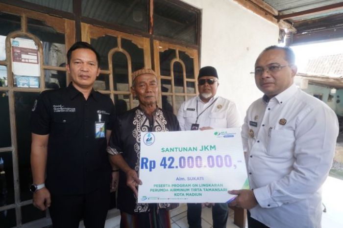 Pj Wali Kota Madiun Serahkan Santunan JKM kepada Keluarga Almarhum Sukati Pj Wali Kota Madiun Serahkan Santunan JKM kepada Keluarga Almarhum Sukati