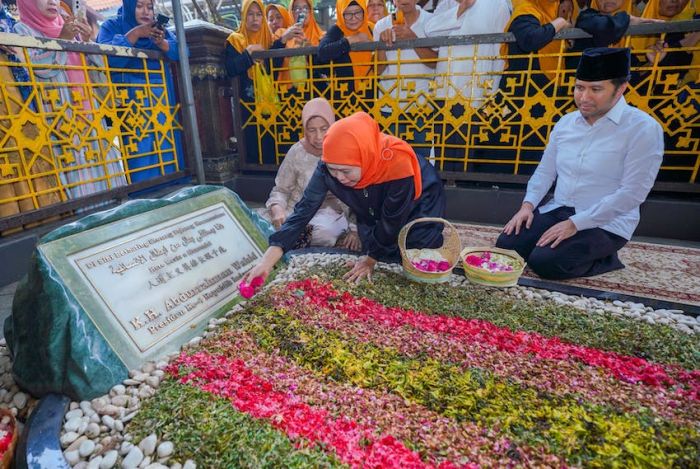Isi Hari Tenang Kampanye, Khofifah-Emil Ziarah ke Makam KH Hasyim Asy’ari dan Gus Dur Isi Hari Tenang Kampanye, Khofifah-Emil Ziarah ke Makam KH Hasyim Asy’ari dan Gus Dur