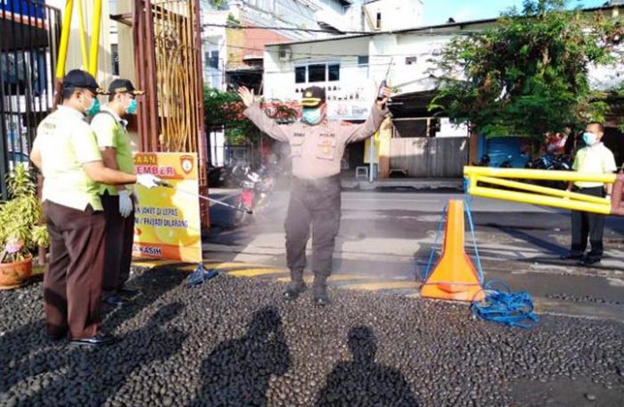 Masuk Kantor Mapolres Jember, Anggota Mandi Disinfektan dan Ukur Suhu Tubuh Masuk Kantor Mapolres Jember, Anggota Mandi Disinfektan dan Ukur Suhu Tubuh