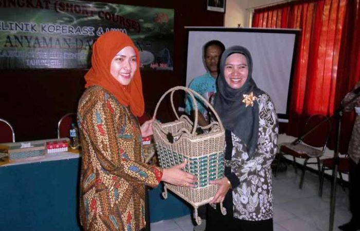 Calon Wirausahawan Muda di Sumenep Dilatih Bikin Anyaman dari Rotan