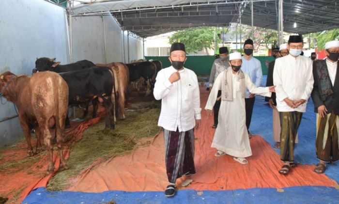 Shalat Id di Lamongan Terapkan Protokol Kesehatan, Bupati Fadeli Kurban 15 Sapi dan 10 Kambing Shalat Id di Lamongan Terapkan Protokol Kesehatan, Bupati Fadeli Kurban 15 Sapi dan 10 Kambing