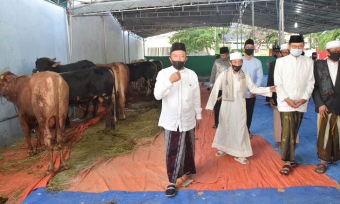 Shalat Id di Lamongan Terapkan Protokol Kesehatan, Bupati Fadeli Kurban 15 Sapi dan 10 Kambing