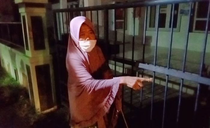 Seorang Nenek Tutup Permanen Pagar Puskesmas Pembantu di Jrebeng Lor Probolinggo Seorang Nenek Tutup Permanen Pagar Puskesmas Pembantu di Jrebeng Lor Probolinggo