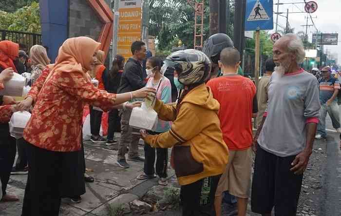 BPBD Jatim Bagi Takjil Sambil Sosialisasi Perubahan Iklim ke Masyarakat Sekitar BPBD Jatim Bagi Takjil Sambil Sosialisasi Perubahan Iklim ke Masyarakat Sekitar