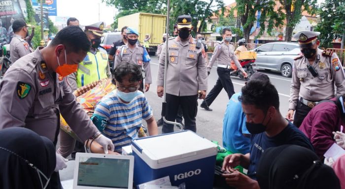 Antisipasi Omicron, Polresta Sidoarjo Gelar Razia Vaksinasi dan Edukasi Prokes di Perbatasan Antisipasi Omicron, Polresta Sidoarjo Gelar Razia Vaksinasi dan Edukasi Prokes di Perbatasan