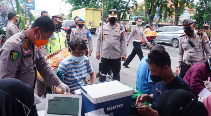 Antisipasi Omicron, Polresta Sidoarjo Gelar Razia Vaksinasi dan Edukasi Prokes di Perbatasan