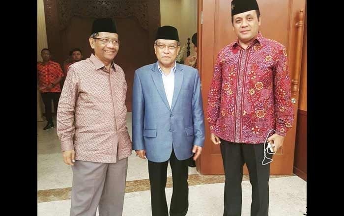 Mata Batin Gus Dur Tahu Mahfud MD Berdarah NU, Berjiwa NU, dan Beramaliyah NU Mata Batin Gus Dur Tahu Mahfud MD Berdarah NU, Berjiwa NU, dan Beramaliyah NU