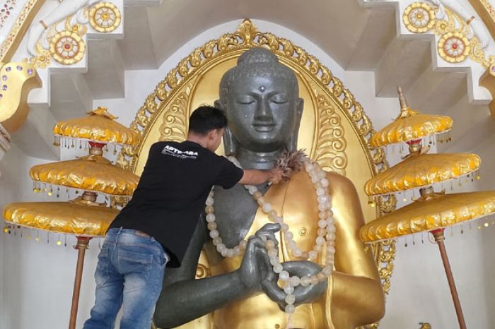 Jelang Peringatan Waisak, Patung Buddha di Vihara Jayasaccako Kediri Dibersihkan Jelang Peringatan Waisak, Patung Buddha di Vihara Jayasaccako Kediri Dibersihkan