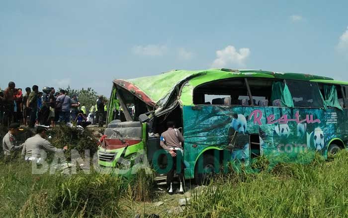 Bus Restu Terguling di Ring Road Mojoagung, 1 Tewas Bus Restu Terguling di Ring Road Mojoagung, 1 Tewas