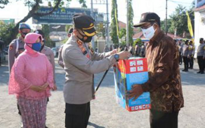 Tanggulangi Penyebaran Covid-19, Polres Probolinggo Kota Distribusikan Alat Perlengkapan KTS Tanggulangi Penyebaran Covid-19, Polres Probolinggo Kota Distribusikan Alat Perlengkapan KTS