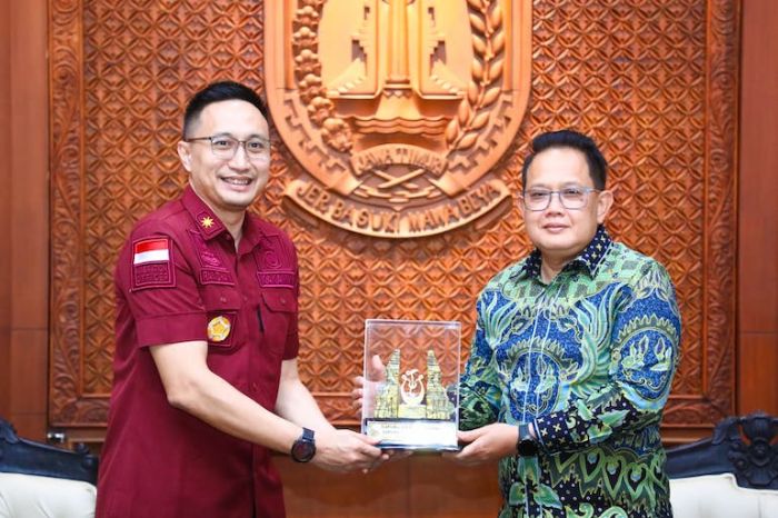 Pj Gubernur Jatim Usul Sistem Passport On Board Bagi Jemaah Haji dan Umroh Pj Gubernur Jatim Usul Sistem Passport On Board Bagi Jemaah Haji dan Umroh