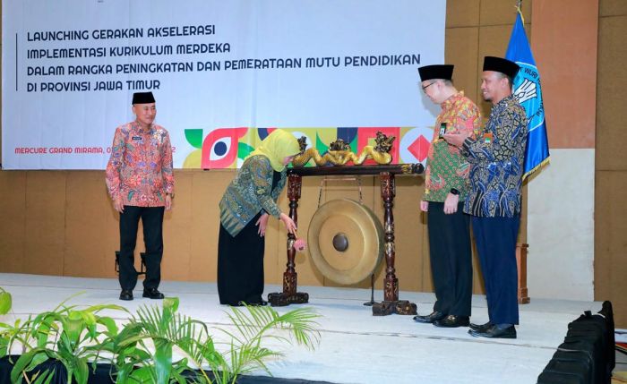 Dukung Akselerasi IKM, Gubernur Khofifah Target IKM di Jatim Capai 100 Persen TA 2023/2024 Dukung Akselerasi IKM, Gubernur Khofifah Target IKM di Jatim Capai 100 Persen TA 2023/2024