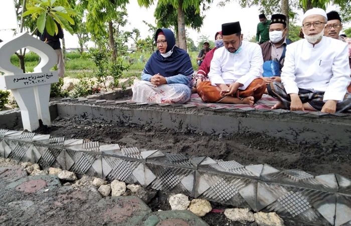 Usai Coblosan Pilkada, Gus Yani - Bu Min Ziarahi Makam KH. Robbach Mashum Usai Coblosan Pilkada, Gus Yani - Bu Min Ziarahi Makam KH. Robbach Mashum