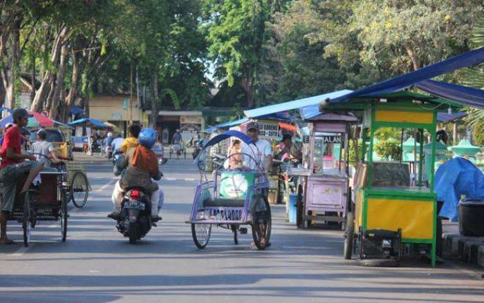 PKL Tuban Menjamur, Pengguna Jalan Terganggu PKL Tuban Menjamur, Pengguna Jalan Terganggu