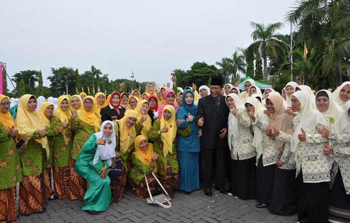 Begini Gaya Ibu-Ibu saat Selfie Ria Bersama Bupati Gresik dalam Peringatan Hari Ibu